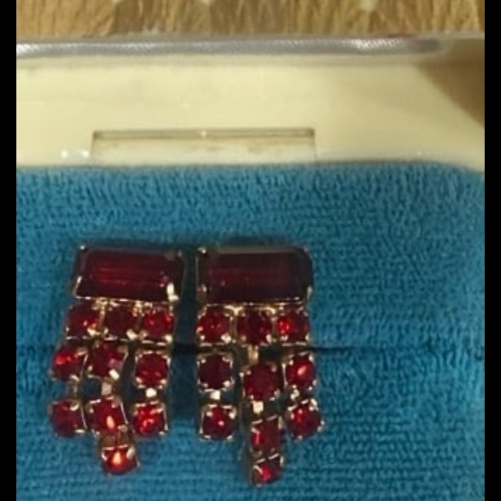 Elegant Vintage Red Ruby (faux) Crystal Earrings - screw on- Simple elegance - Picture 2 of 4